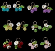 24 vedhæng med bær, blomster og blade. 4 af hver.